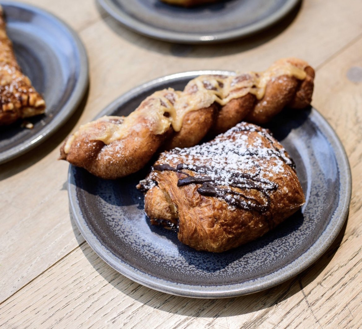 assemblyva's tweet image. If your Saturday doesn’t look like this, you’re doing it wrong.  

Click to enjoy a pastry or two 👉 order.toasttab.com/online/dmk-ros…