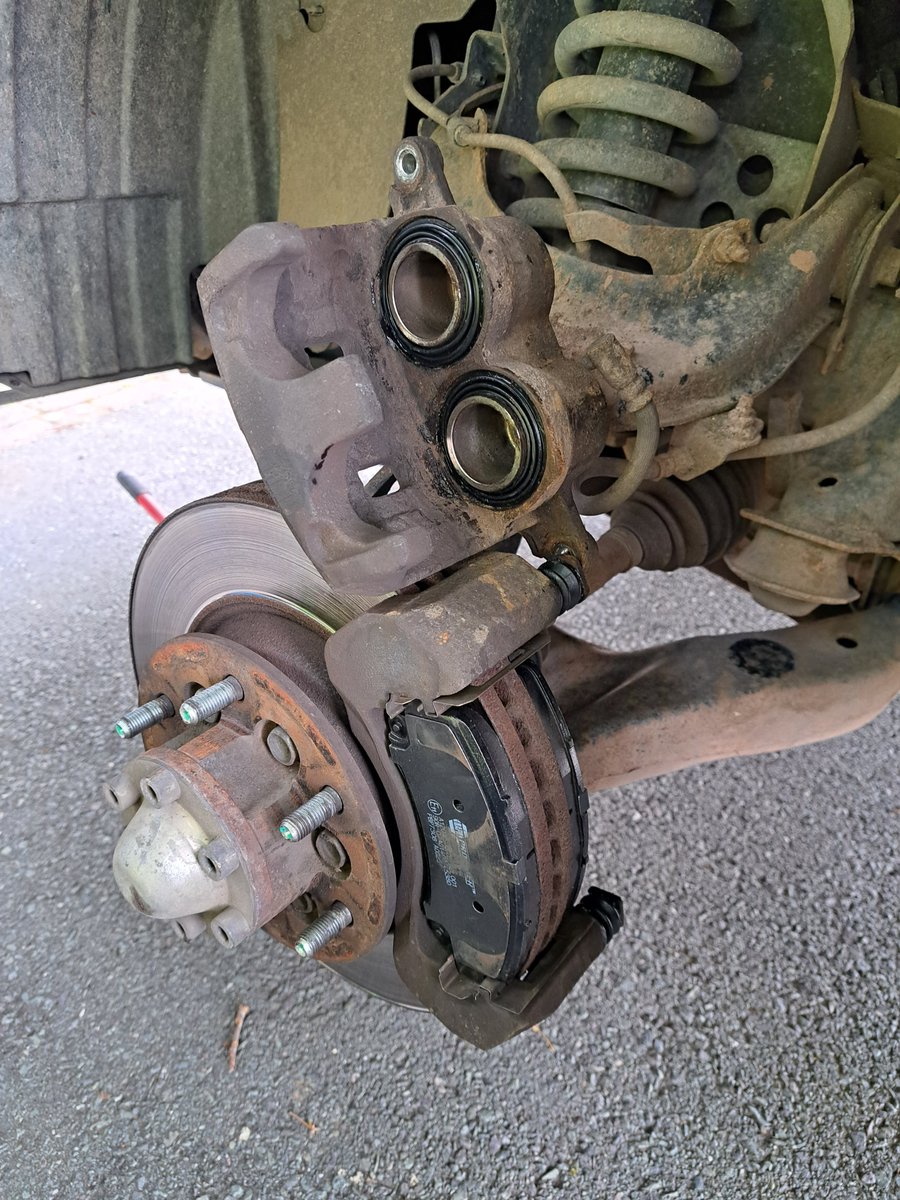 TheBeeFarmer's tweet image. Nice change of speed this morning. Brake pads, piston seals &amp;amp; pin gaiters all replaced. The seals had split so also had the clean up the pistons. Nice morning for it. Now for a brew.
#spanners #brakes