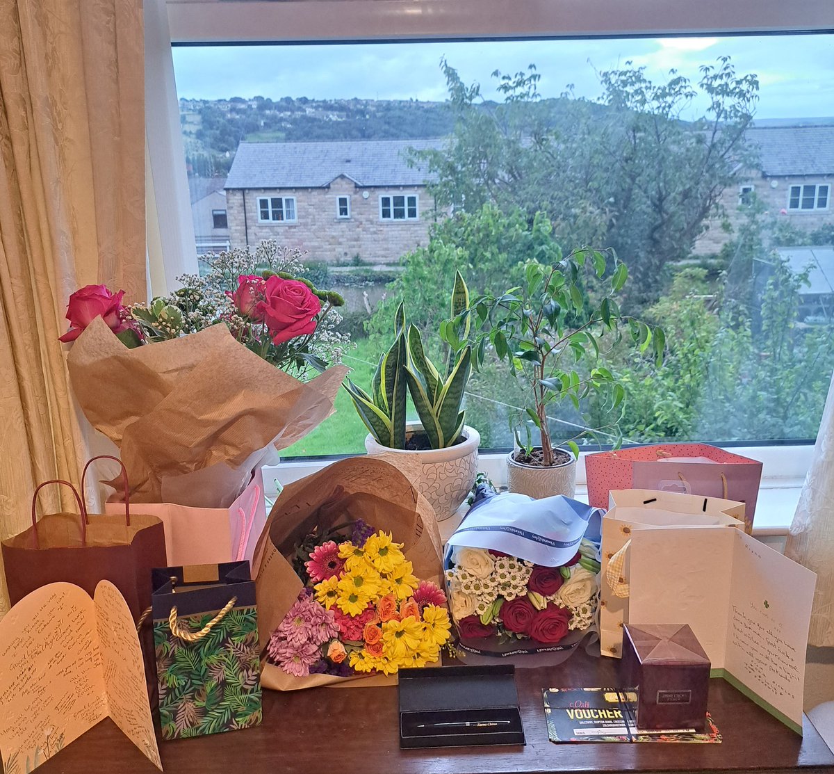 RienaChing's tweet image. Feeling bittersweet (and loved of course). I am truly grateful for my ward 5/stroke team family ❤️. 
It's not goodbye - it's see you when I conduct a time and motion study 😁 xx 
#epr #strokenurse #change #ienm #NHS