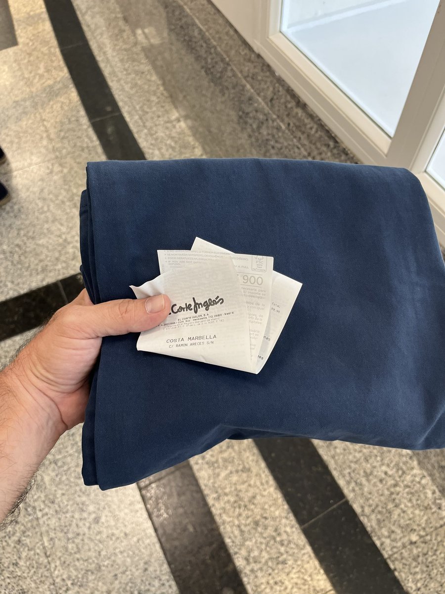 Así me he llevado hoy unos pantalones de <a href="/elcorteinglesac/">ECI Atención Cliente</a>. Poco a poco me van perdiendo como cliente. Si tienen que cobrar las bolsas de plástico, las podrían quitar y hacerlas de papel. Pagar por una bolsa para llevarte tus compras y además hacerle publicidad es irritante.