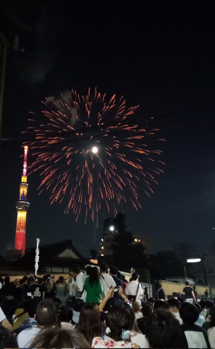 kokemori1's tweet photo. 今夜は花火大会。
花火とスカイツリーとお月さま。 https://t.co/bKA4ljRPMZ