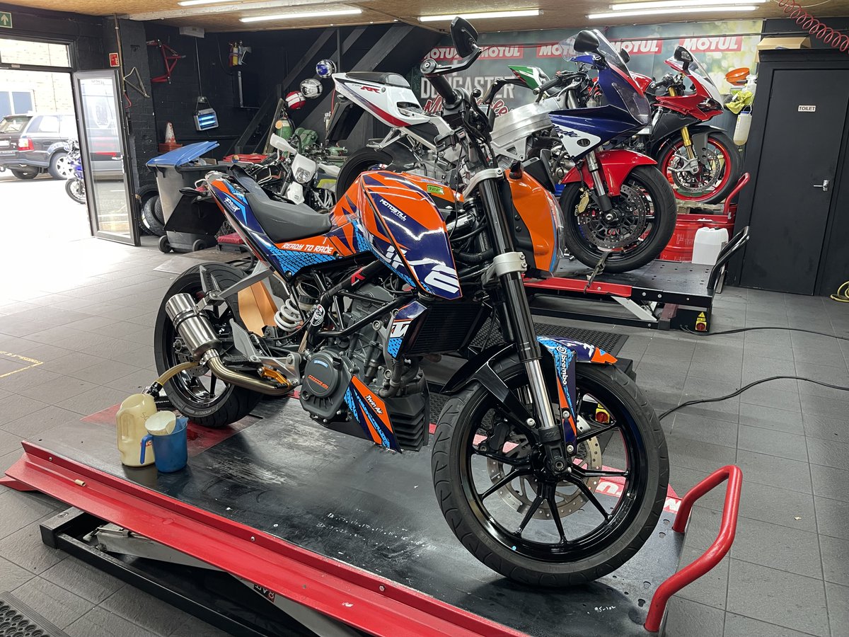 DMC_Motorcycles's tweet photo. Everybody in full flow this morning.
Full services, hoop swapping, basic services, electrical woes diagnosing, Mot's a plenty and a motor removal for some head work.
How is your Saturday going?
#doncastermotorcycles #motorcycle #motorcycles #motorcycleworkshop https://t.co/gYJaSXtbNh