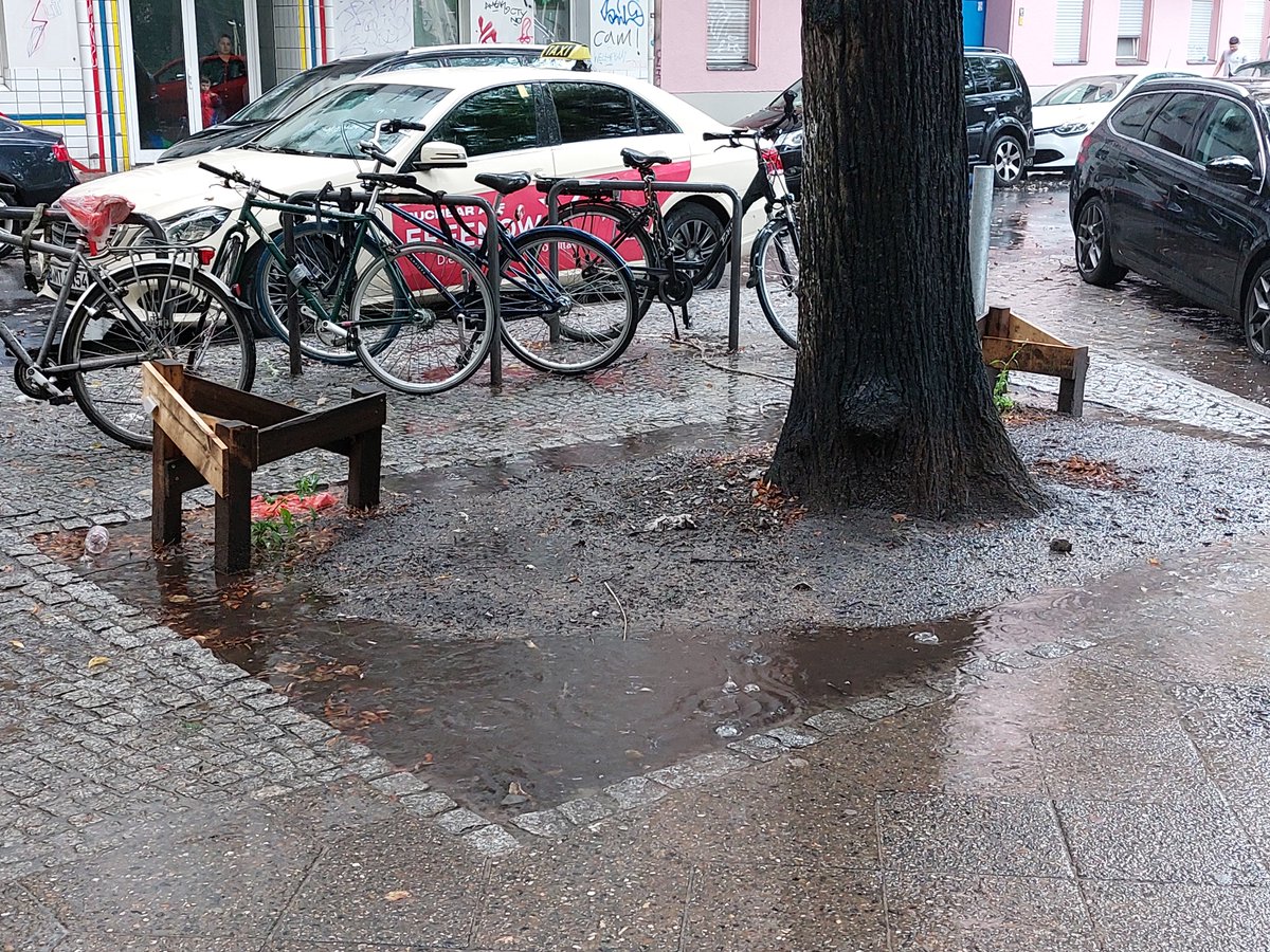 KiezInAktion's tweet photo. #Baumscheiben durch #Regenwasser giessen lassen ;) funktioniert tadellos! 
Danke an @derjochen und @BerlinNkl  ! 
#Nachbarschaftstreff #Schillerkiez #NBHnk #Neukölln #Neukoelln https://t.co/pXwGgVmybO