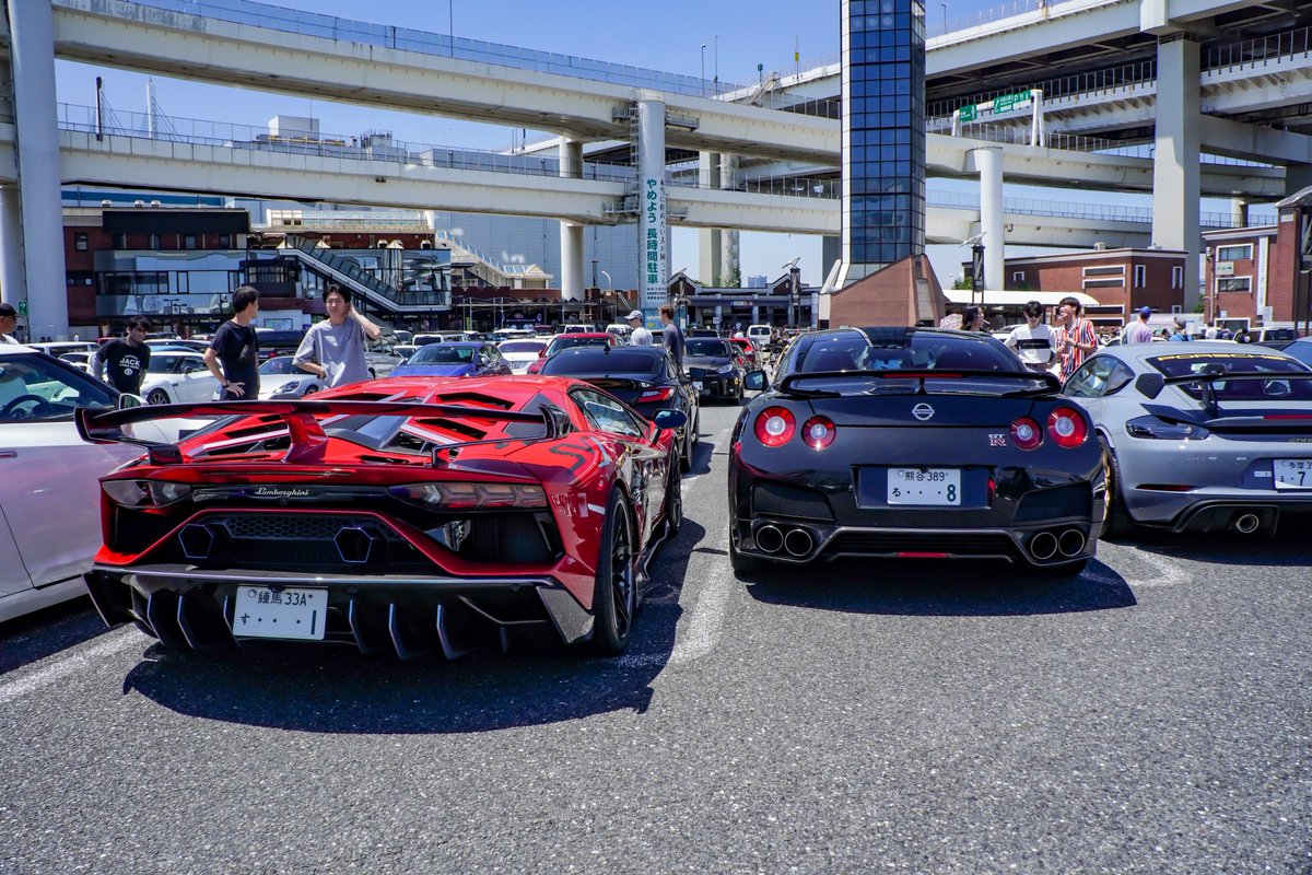 R35RuiGTR's tweet photo. アヴェンタSVJ…R35のツーリングにまさかの乱入😁

ツーリング途中の大黒でここしかなくて隣停めたらGT-Rが小さく見える😂 https://t.co/VXLpjG7Jh7