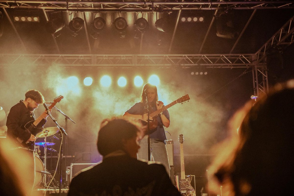 stadtsommer's tweet photo. Wie so oft am Stadtsommer verlieren wir uns nicht nur in der Musik, sondern finden uns auch in der Welt der Alchemie wieder. Da werden Spielfreude und Emotion verrührt, bis es im Reagenzglas blitzt + die Bühne bebend umherdonnert. Danke, MEL D &amp; Pina Palau.  📷Tatjana Rüegsegger https://t.co/YdtfcdnBST