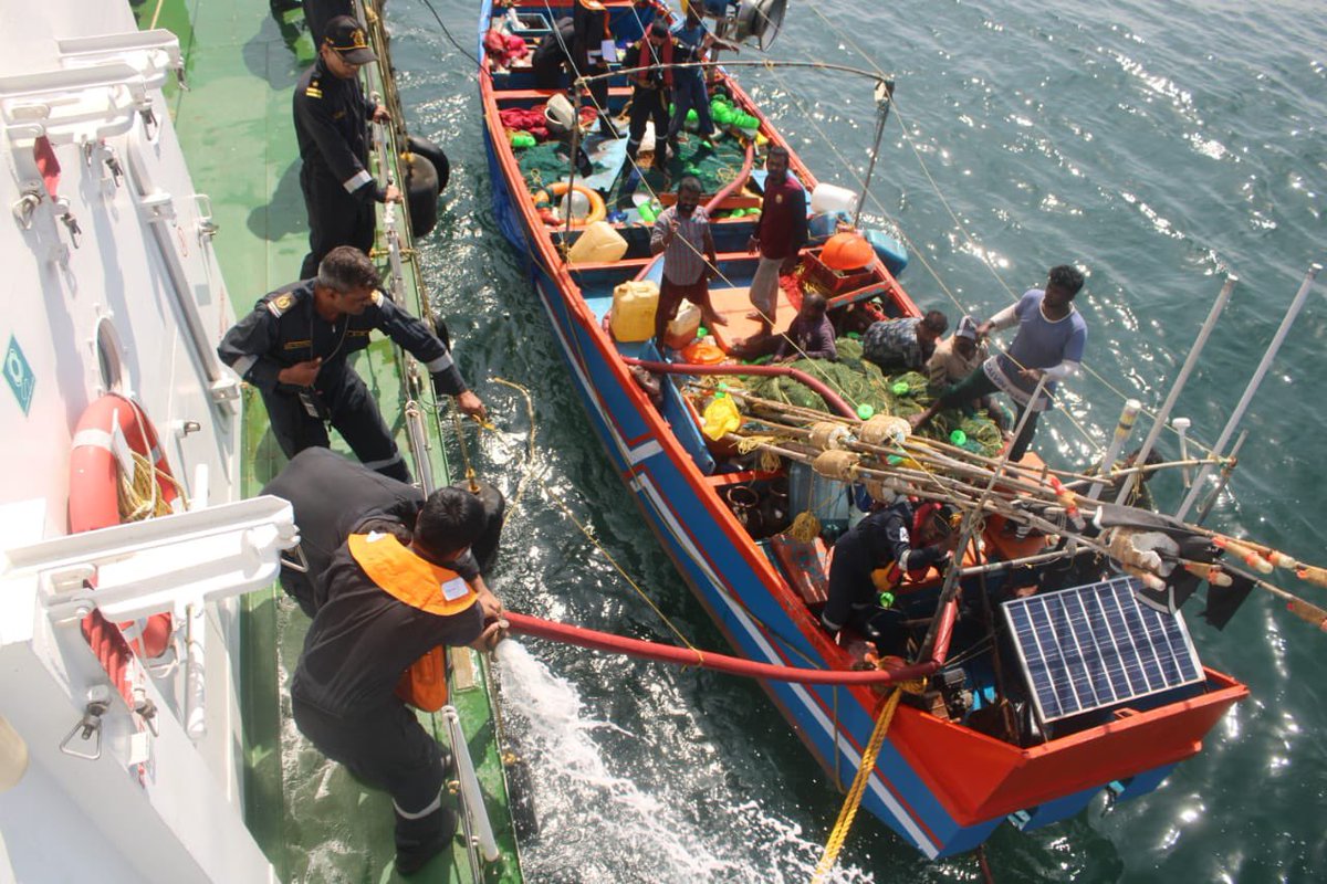 DefencePROkochi's tweet photo. #SAR
@IndiaCoastGuard Ship #Arnvesh &amp; CG ALH🚁 conducted a rescue ops for #IFBMariyam, 21Nm west of #Kochi.
Promptly responding to distress info fm #MTTilakkam, CG ship reached the scene swiftly, recovered all 08 crew, controlled flooding &amp; made the boat operational again.(1/2) https://t.co/0uiGeOGoI5