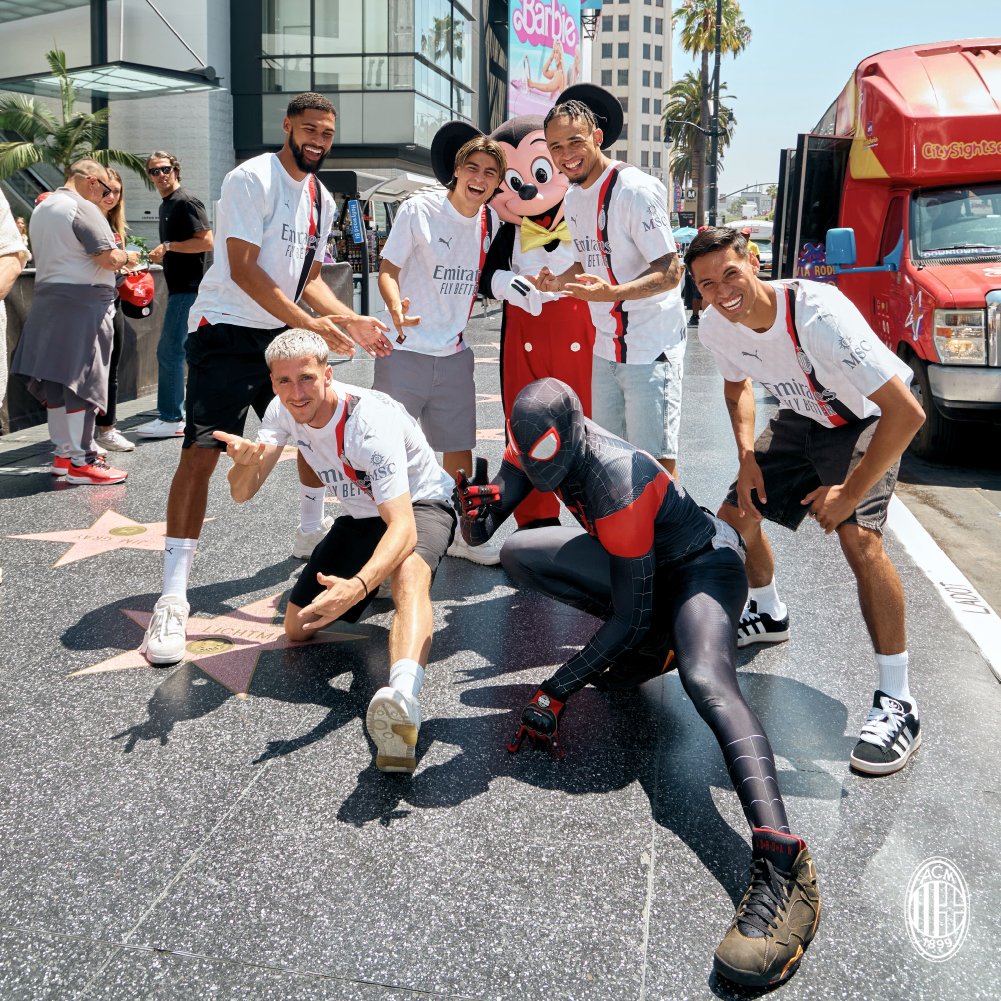 acmilan's tweet photo. A day in downtown LA 😎

#ACMTour #SempreMilan https://t.co/vLskLyJQCX