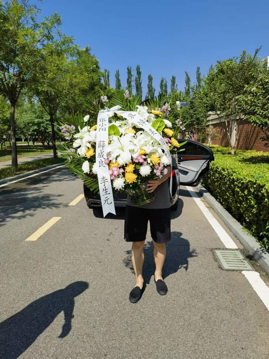 jenniferzeng97's tweet photo. This is the memorial hall at the home of the former Deputy Commander of the #RocketArmy, #WuGuohua, who passed away on July 4. Theses are photos of his former subordinates, Zhang Xiaoyang, and others who came to his home to pay their respects on Jul 23rd, posing for a picture with Wu's wife, Xu Aiping. 
On Jul 30th, a farewell ceremony will be held at the Babaoshan for Wu Guohua, a #PLA’s Major General, but there were few visitors at his home. 
According to Zhang Xiaoyang's memorial message, Wu Guohua passed away by hanging himself in the third-floor restroom of his home.