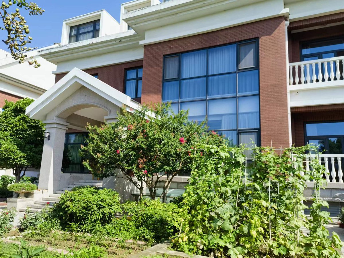 jenniferzeng97's tweet photo. This is the memorial hall at the home of the former Deputy Commander of the #RocketArmy, #WuGuohua, who passed away on July 4. Theses are photos of his former subordinates, Zhang Xiaoyang, and others who came to his home to pay their respects on Jul 23rd, posing for a picture with Wu's wife, Xu Aiping. 
On Jul 30th, a farewell ceremony will be held at the Babaoshan for Wu Guohua, a #PLA’s Major General, but there were few visitors at his home. 
According to Zhang Xiaoyang's memorial message, Wu Guohua passed away by hanging himself in the third-floor restroom of his home.