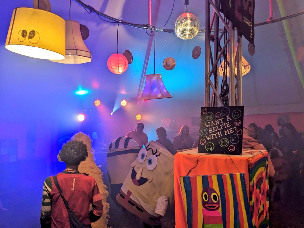 lifeisafestival's tweet photo. Loving the @ButeFest site decorations 😍 A lot of work by many helpers goes into making a festival happen, especially one built from scratch in a field! #butefest #visitbute #wildaboutargyll https://t.co/rSW9x4Dyui
