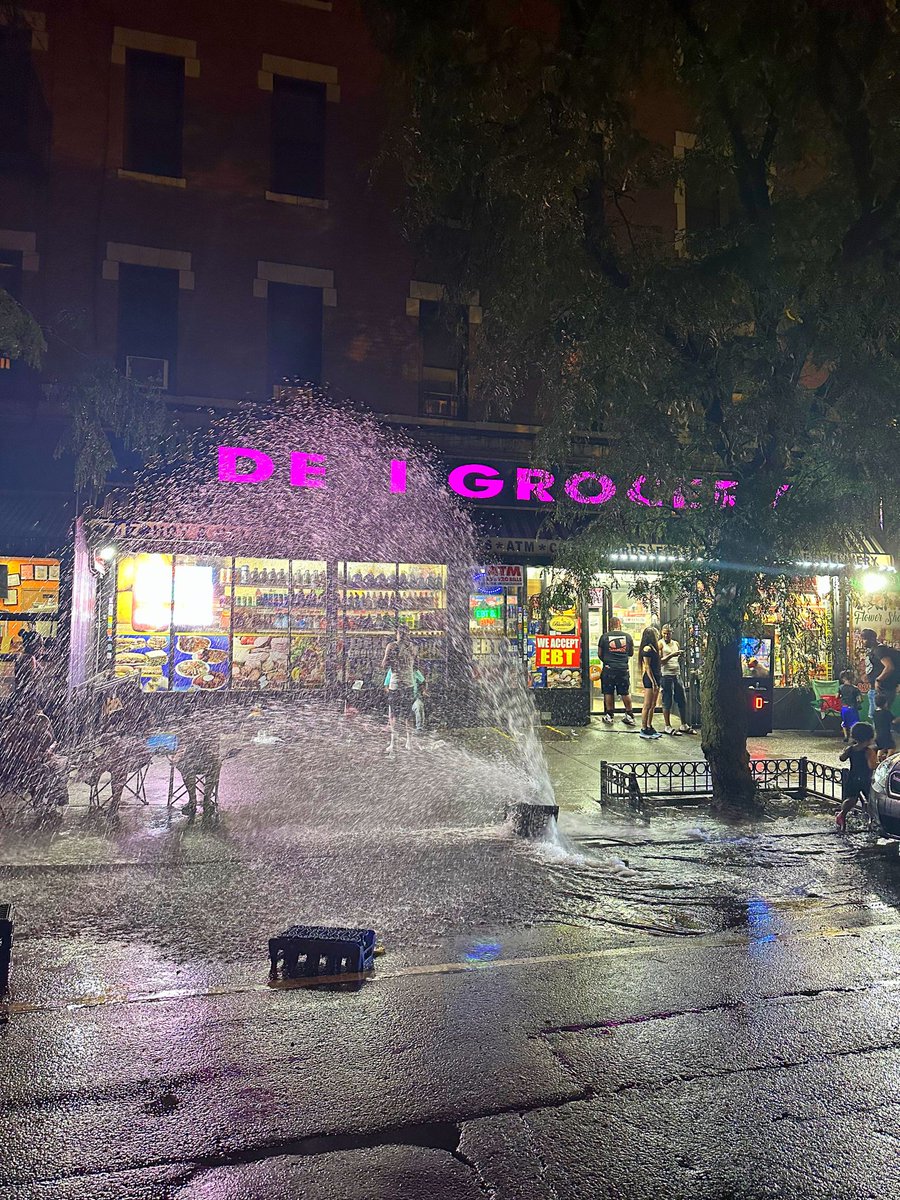 fromTheBronx's tweet photo. Crotona Ave & E. 187th St. The Bronx, USA. PHOTO: @FromTheBronx 💦
.
.
.
#thebronx #bronx #fromthebronx #fromthebronxtotheworld #thebronxdoesitbetter #iamthebronx #wearethebronx #thebronxnyc #thebronxusa #nyctourism #whatsgoodnyc #crotona #hydrant https://t.co/Kqxusg6LXY
