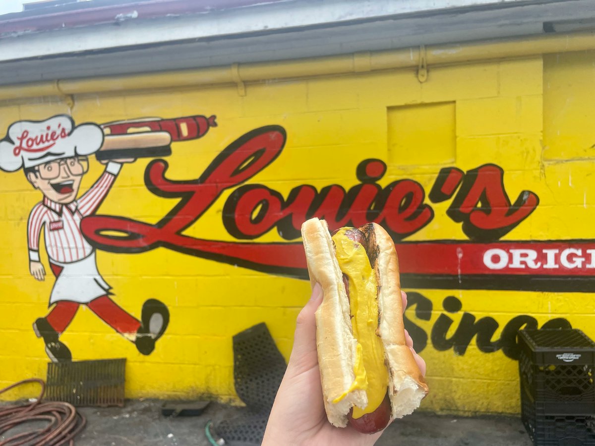 Sahlens's tweet photo. Louie’s #Footlong #HotDogs in #Tonawanda has delicious Sahlen’s #Smokehouse Hot Dogs! A #summer staple since 1951, Louie’s offers #fresh #DogsDoneRight & #handmade #milkshakes for the ultimate combo. Stop in today! 🌭🍦 https://t.co/q054VQKWIt