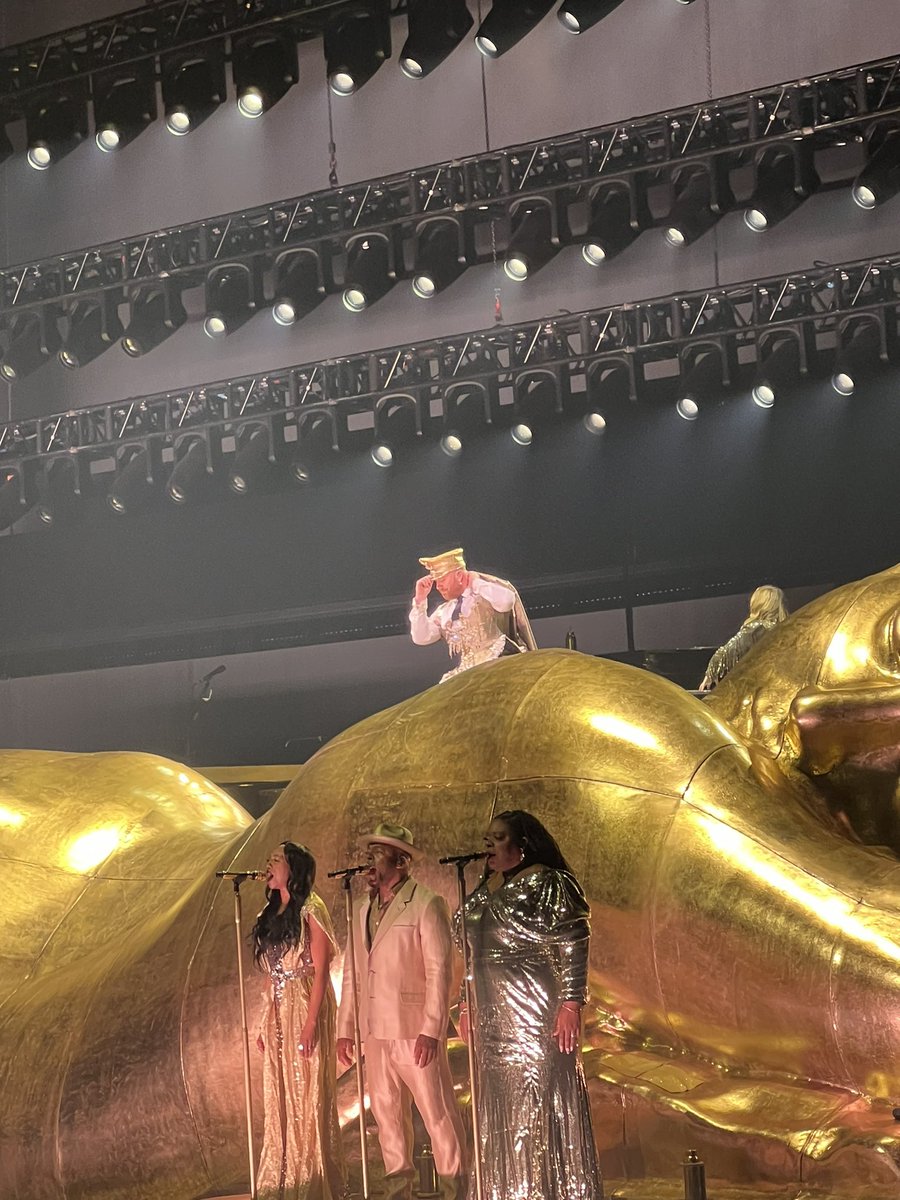 Perliwhts's tweet photo. @samsmith I was there. It was an amazing show. Thank you Sam 😘😘 https://t.co/6evzVnyxXa