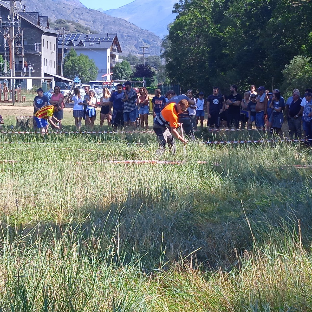 jesus_anas's tweet photo. 1a Olimpiada Pallares a a Ainet de Cardos. Ganadores Vall de Cardos de dos en dos.
Costaba de diversas pruebas: partir leña, cortar yerba, apilar paquas y estirar de la cuerda.
@pallarsdigital 
Felicidades a la organización y participantes https://t.co/yfoRnhhHA9