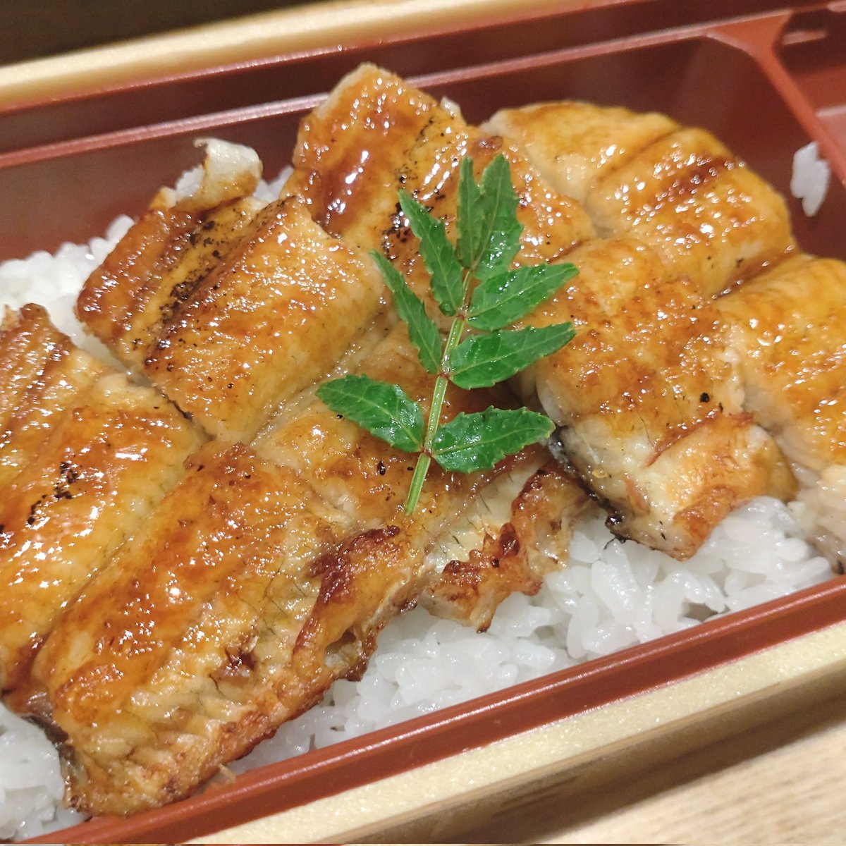 hatena2014's tweet photo. こんばんは！
うなぎ推ししょーたです！

明日は土用の丑の日！
うなぎ弁当のテイクアウトのご注文受付中です！
ご注文は「はてなのちゃわん」までお電話お願いします！

店内では白焼きでもお召し上がりいただけます。
はてちゃイチオシのうなぎをぜひご注文ください！

#高槻市
#はてなのちゃわん https://t.co/6tU7KEgUr9