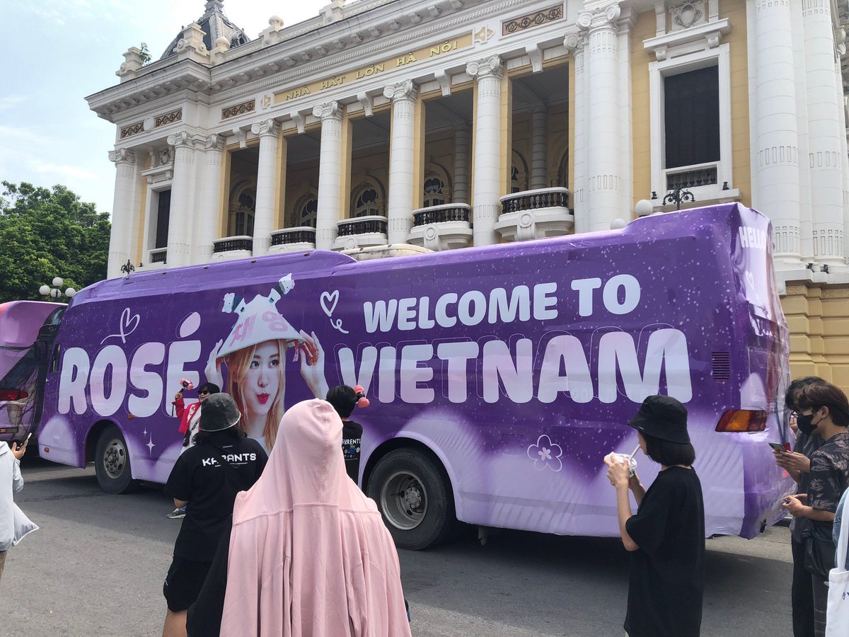 entini337's tweet photo. FAN ĐANG CHỜ ROSÉ NÓI CÂU 
XIN CHÀO VIỆT NAM

ROSÉ LIGHTS UP HANOI
#VietnamWelcomesROSÉ https://t.co/ZiWClzy0Wn