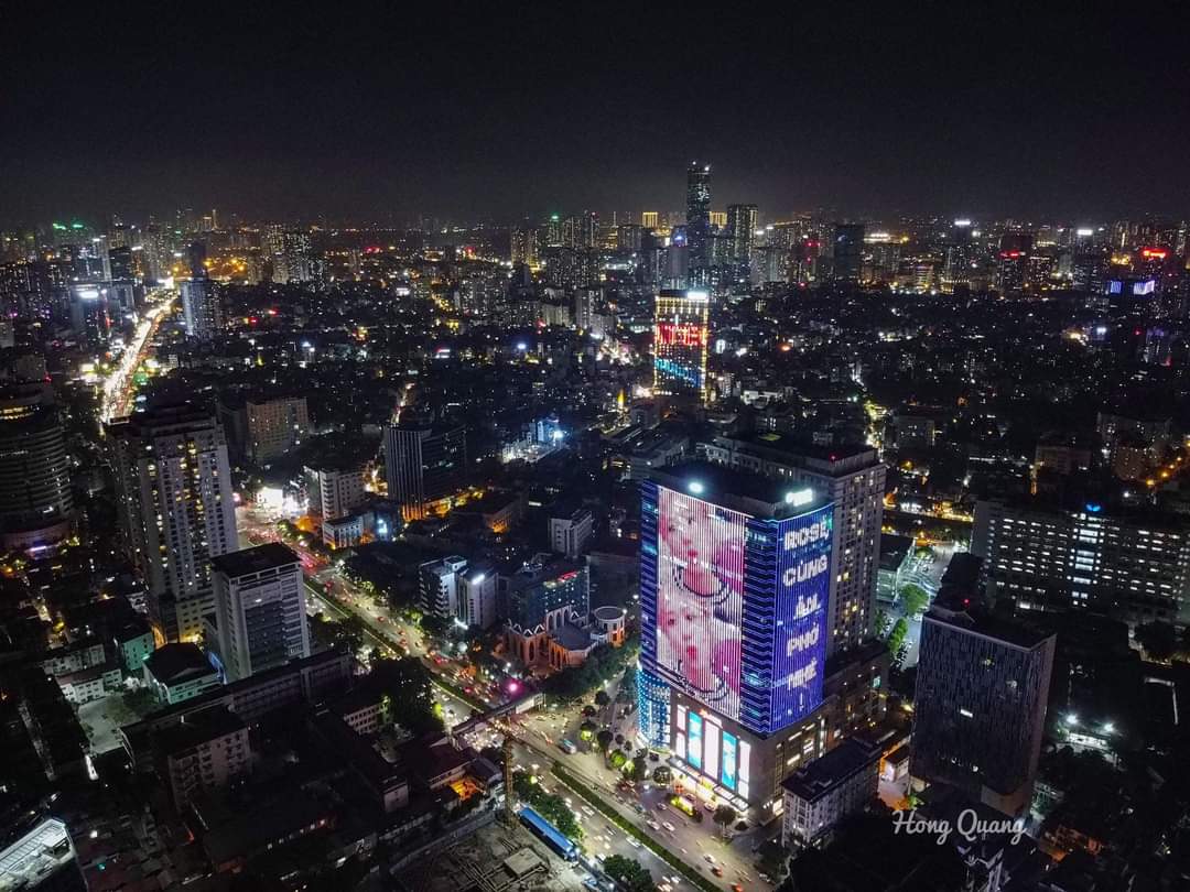MyBiasIsParkCh1's tweet photo. Vfansé love Rosé so much
ROSÉ LIGHTS UP HANOI
#VietnamWelcomesROSÉ https://t.co/yuuqLcXidM