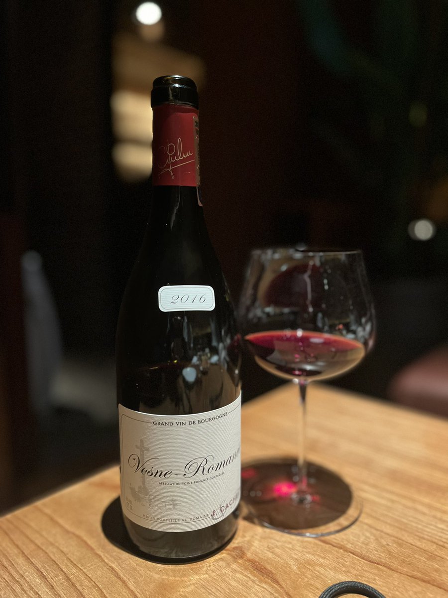 OL40871758's tweet photo. フランス🇫🇷ヴォーヌ・ロマネ🍷
とーっても美味しいピノノワールを頂きました❤️
本当に美味しかった🥺また飲みたい🥺
お値段的にも気軽に飲めないから、より貴重に魅力的に感じてしまう🥰
ブルゴーニュ…沼……！！ https://t.co/MZTKw5UNh8