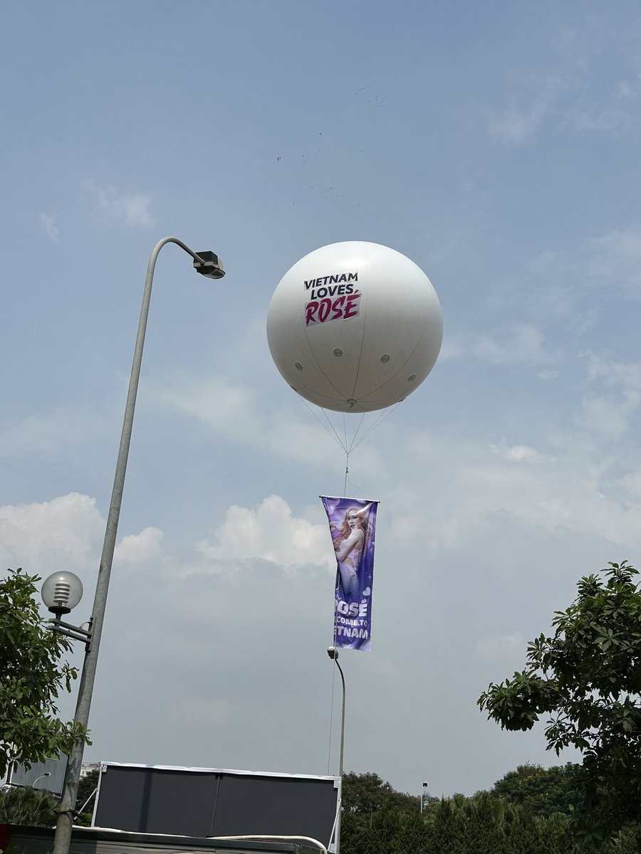 entini337's tweet photo. FAN ĐANG CHỜ ROSÉ NÓI CÂU 
XIN CHÀO VIỆT NAM

ROSÉ LIGHTS UP HANOI
#VietnamWelcomesROSÉ https://t.co/ZiWClzy0Wn