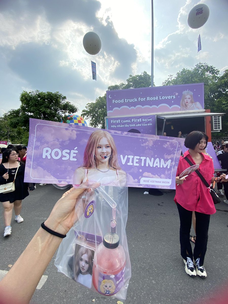 entini337's tweet photo. FAN ĐANG CHỜ ROSÉ NÓI CÂU 
XIN CHÀO VIỆT NAM

ROSÉ LIGHTS UP HANOI
#VietnamWelcomesROSÉ https://t.co/ZiWClzy0Wn