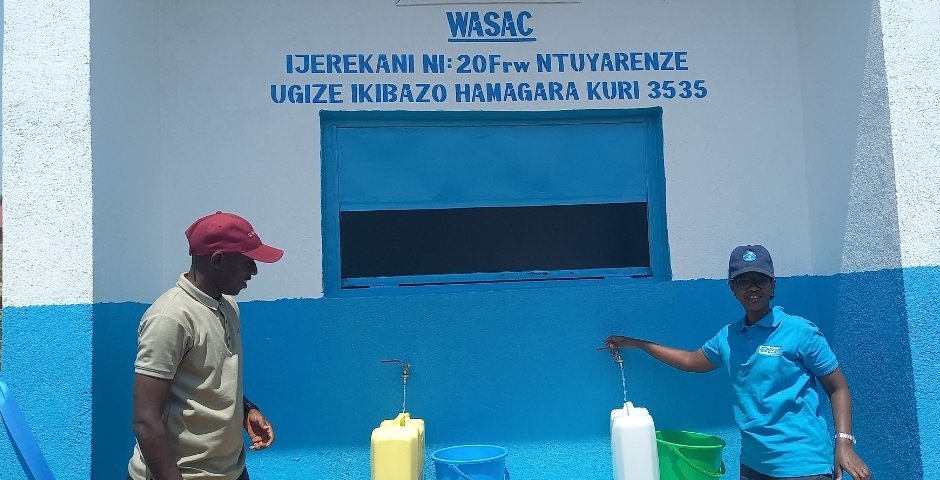 wasac_rwanda's tweet image. Ubuyobozi n'abakozi ba #WASAC bifatanije n'ubuyobozi bwa @HuyeDistrict n'abaturage b'Umurenge wa Tumba mu muganda rusanjye.Nyuma y'umuganda #WASAC yashyikirije abatuye umudugudu wa Gasharu ivomo rusanjye yabubakiye,inishyurira abaturage 182 batishoboye ubwisungane mu kwivuza.