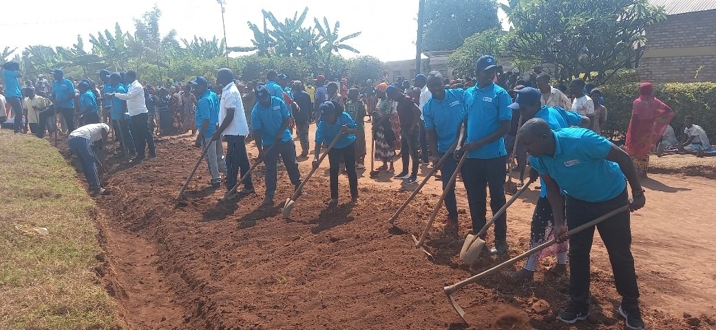 wasac_rwanda's tweet image. Ubuyobozi n'abakozi ba #WASAC bifatanije n'ubuyobozi bwa @HuyeDistrict n'abaturage b'Umurenge wa Tumba mu muganda rusanjye.Nyuma y'umuganda #WASAC yashyikirije abatuye umudugudu wa Gasharu ivomo rusanjye yabubakiye,inishyurira abaturage 182 batishoboye ubwisungane mu kwivuza.