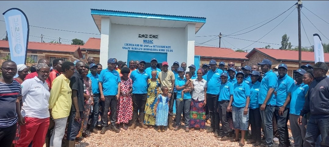 wasac_rwanda's tweet image. Ubuyobozi n'abakozi ba #WASAC bifatanije n'ubuyobozi bwa @HuyeDistrict n'abaturage b'Umurenge wa Tumba mu muganda rusanjye.Nyuma y'umuganda #WASAC yashyikirije abatuye umudugudu wa Gasharu ivomo rusanjye yabubakiye,inishyurira abaturage 182 batishoboye ubwisungane mu kwivuza.