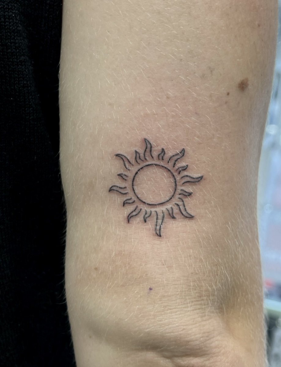 Ascetictattoo's tweet photo. Fine Line Tattoo Artist Claudia Fedorovici #finelinetattoo #suntattoo #cutetattoo #finelinetattooartist #tattooartistsamsterdam #claudiafedorovici #ascetictattoo https://t.co/b0L37048Py