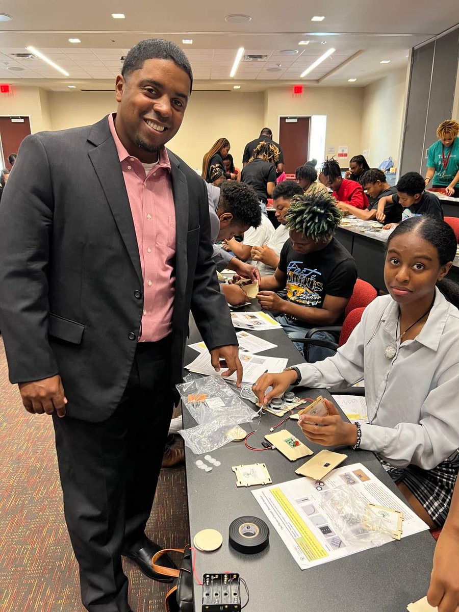 calvinmackie's tweet photo. students with practical knowledge and hands-on experience to ignite a passion for science and technology! 🚀🔬 Special Thx to LA State Representative @Rep_Miller for joining us!
#STEMforALL #YOUbelonginSTEM #RepresentationMatters #STEMNOLA #TRiOprograms #TalentSearch @stem_action https://t.co/mLLbOHNknk