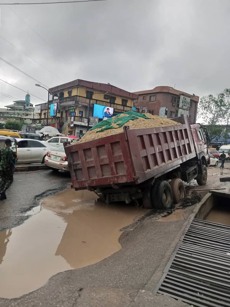 followlastma's tweet photo. [1:30PM]
#Okota_Isolo
#BreakdownReport
A loaded tipper got stuck on the road at Atinuke Plaza inward Ago r'abt.
The owners making effort to move it off the road.
Traffic is slightly affected as officers are on ground doing the needful.
@trafficbutter @TrafficChiefNG @Gidi_Traffic https://t.co/zYlKoJ4MDf