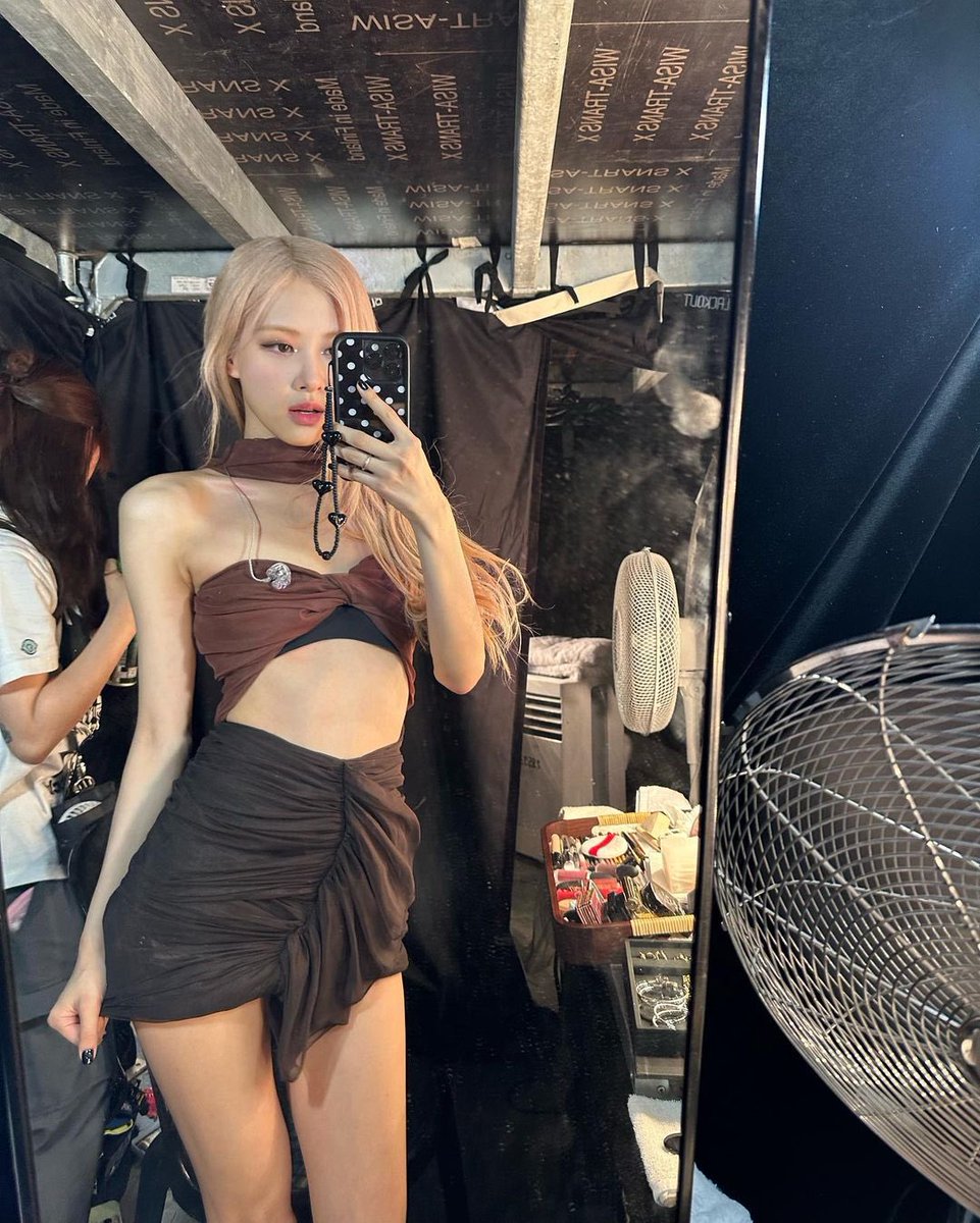 ROSEUPDATES_'s tweet photo. Drop the tags! 🥳

ROSÉ LIGHTS UP HANOI 
#VietnamWelcomesROSÉ
#BORNPINKinHanoi https://t.co/LHvqJrzt5G