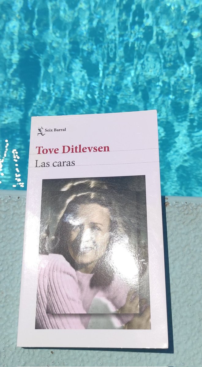 "Observó la habitacion con el rabillo del ojo, sin mover la cabeza. Había un tocador, una mesita de noche y dos sillas. Tenía la desnudez de una tumba sin lápida ni cruz"
#LasCaras #ToveDitlevsen <a href="/Seix_Barral/">Seix Barral</a>

Tenía la desnudez de una tumba sin lápida ni cruz
#boom💥