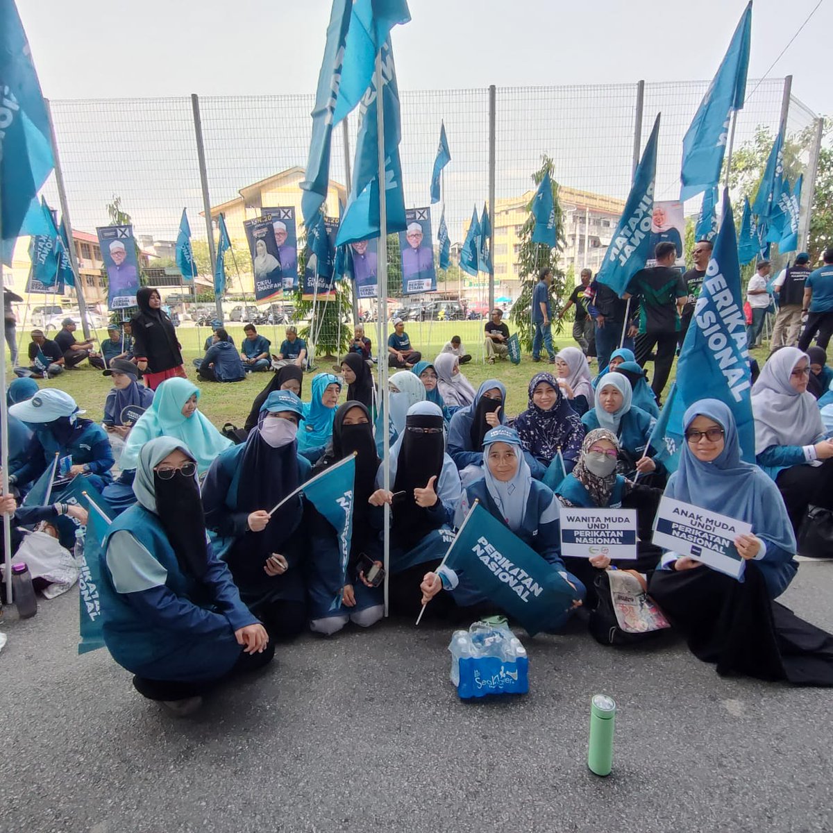 ATitiwangsa's tweet photo. [ SUASANA SEPANJANG PENAMAAN CALON DUN LEMBAH JAYA ]

#WanitaMudaMalaysia #UndiPN #PNtetapbest #SelangorSejahtera #PRN #AmeerahTitiwangsa https://t.co/En5j1gK9dP