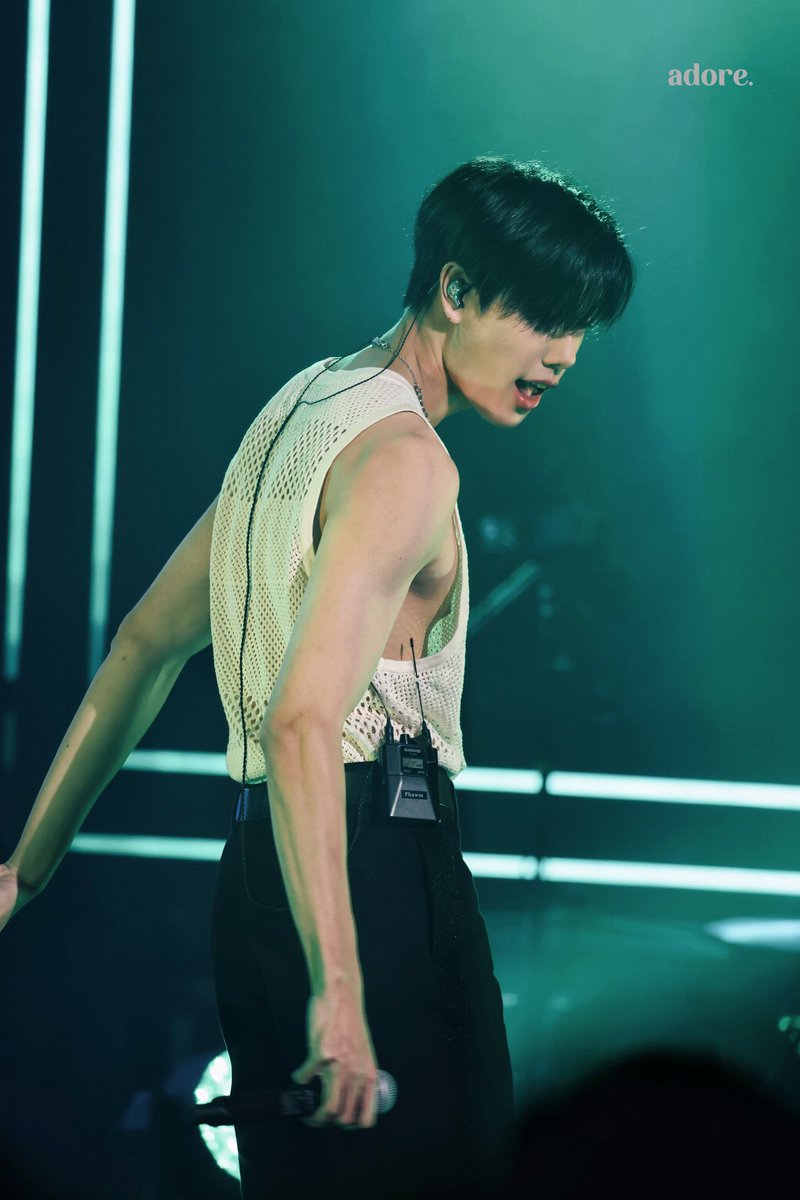 adoreux98's tweet photo. baby is on fire 🔥

#GMMTVMUSICONDAY1
PHUWIN MUSICON D1 
#phuwintang @phuwintang https://t.co/0PtEN4AJXq