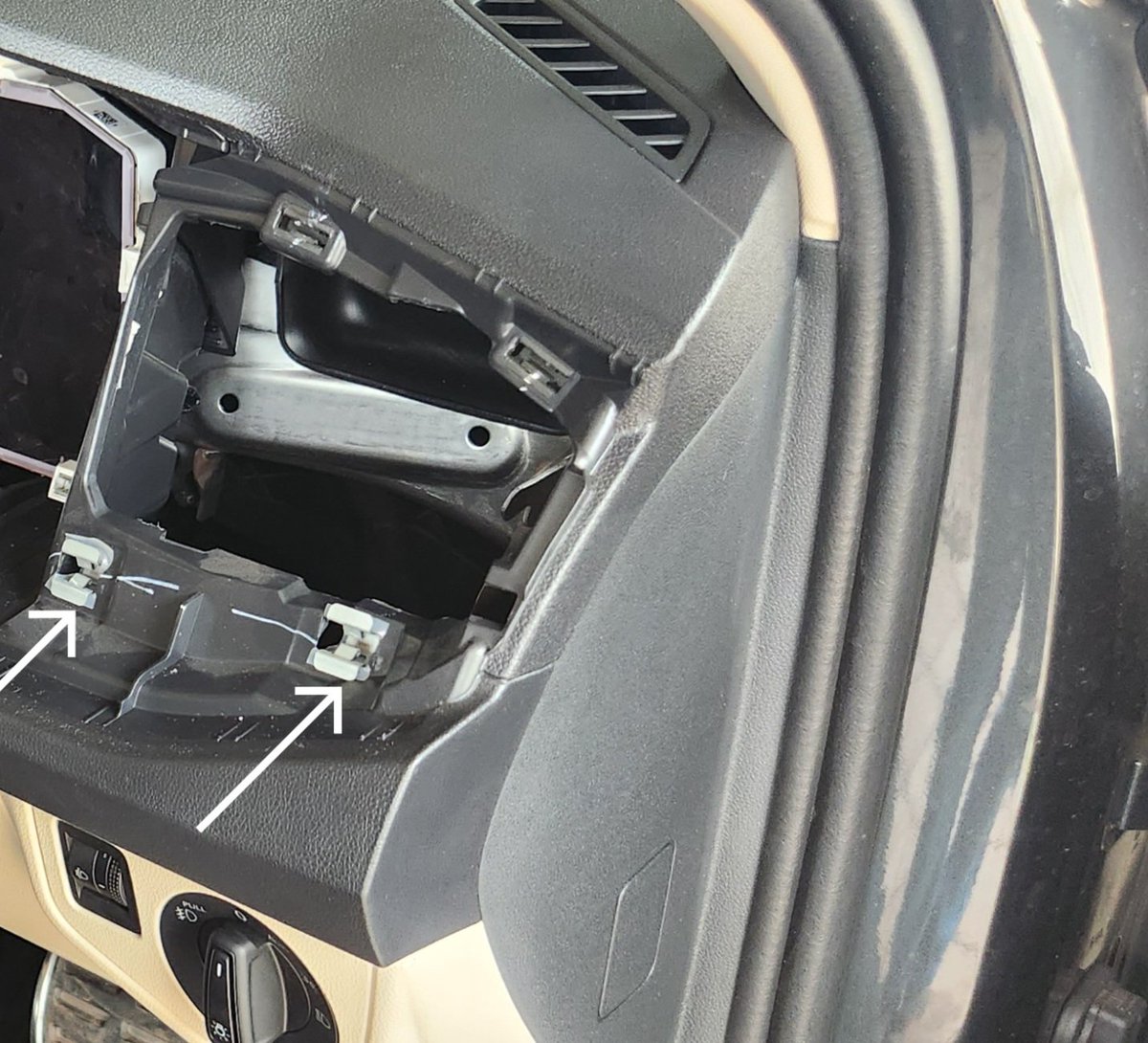 sharonpradeep_'s tweet photo. @VWGroup @volkswagenindia @VW @carblogindia @bhatvishal4 @volklub
This is how vw india fixes the rattling issue.applying some sort of tape all the place and later, issue will pop-up again after some days.
Not in  a professional way. Just like an aftermarket shop
#Germanstandard https://t.co/e5dpQC6Dmk