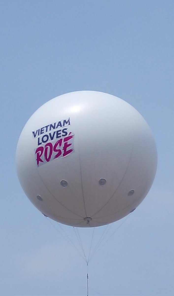 ROSEUPDATES_'s tweet photo. WELCOME ROSÉ TO VIETNAM projects by V-FANSÉs 🔥

ROSÉ LIGHTS UP HANOI 
#VietnamWelcomesROSÉ
#BORNPINKinHanoi https://t.co/2lCfmRupAR