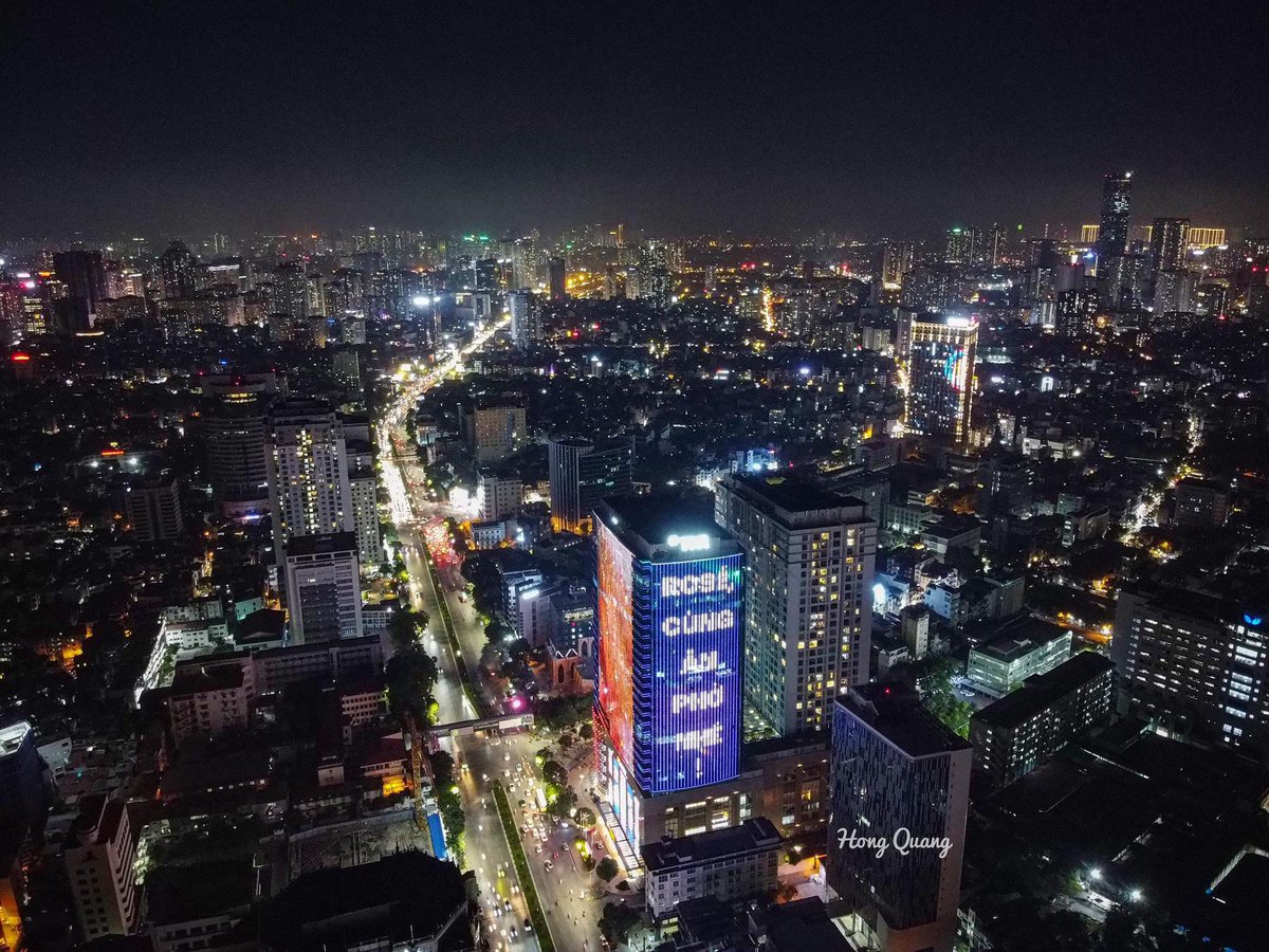 ROSEUPDATES_'s tweet photo. WELCOME ROSÉ TO VIETNAM projects by V-FANSÉs 🔥

ROSÉ LIGHTS UP HANOI 
#VietnamWelcomesROSÉ
#BORNPINKinHanoi https://t.co/2lCfmRupAR