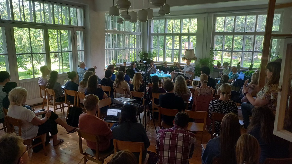 Patīkami kaut uz mirkli izbaudīt <a href="/LV_JZA/">Latvijas Jauno zinātnieku apvienība</a> vasaras skolas gaisotni. Gaiši prāti, interese, jēgpilnas sarunas. Tagad diskusija par izcilību zinātnē ar jaudīgu paneli! #LJZA_VS2023