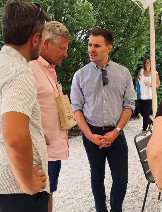 jordan_guitton's tweet photo. 🔵 J'étais présent ce matin à l'inauguration de la route du Champagne à #CellesSurOurce à quelques kilomètres de ma circonscription.
➡️ 30000 visiteurs du monde entier sont attendus !
😊 Beaucoup d'Aubois et amateurs du Champagne, venus consommer notre produit qui fait la fierté de la #CôteDesBars.
🍾 Vive le Champagne et bravo à tous les bénévoles et exposants du week end !
#RouteduChampagne #cotedesbarsenchampagne