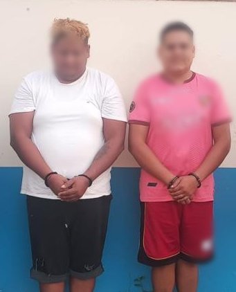 PoliciaEcuador's tweet photo. 2 PERSONAS APREHENDIDAS 

Por el delito de robo a vehículos, accesorios y autopartes, en #ElOro Machala. 

👉 Se recuperó una camioneta.

#EjeInvestigativo
#TrabajamosPorTuSeguridad https://t.co/SMdw1WBHpU