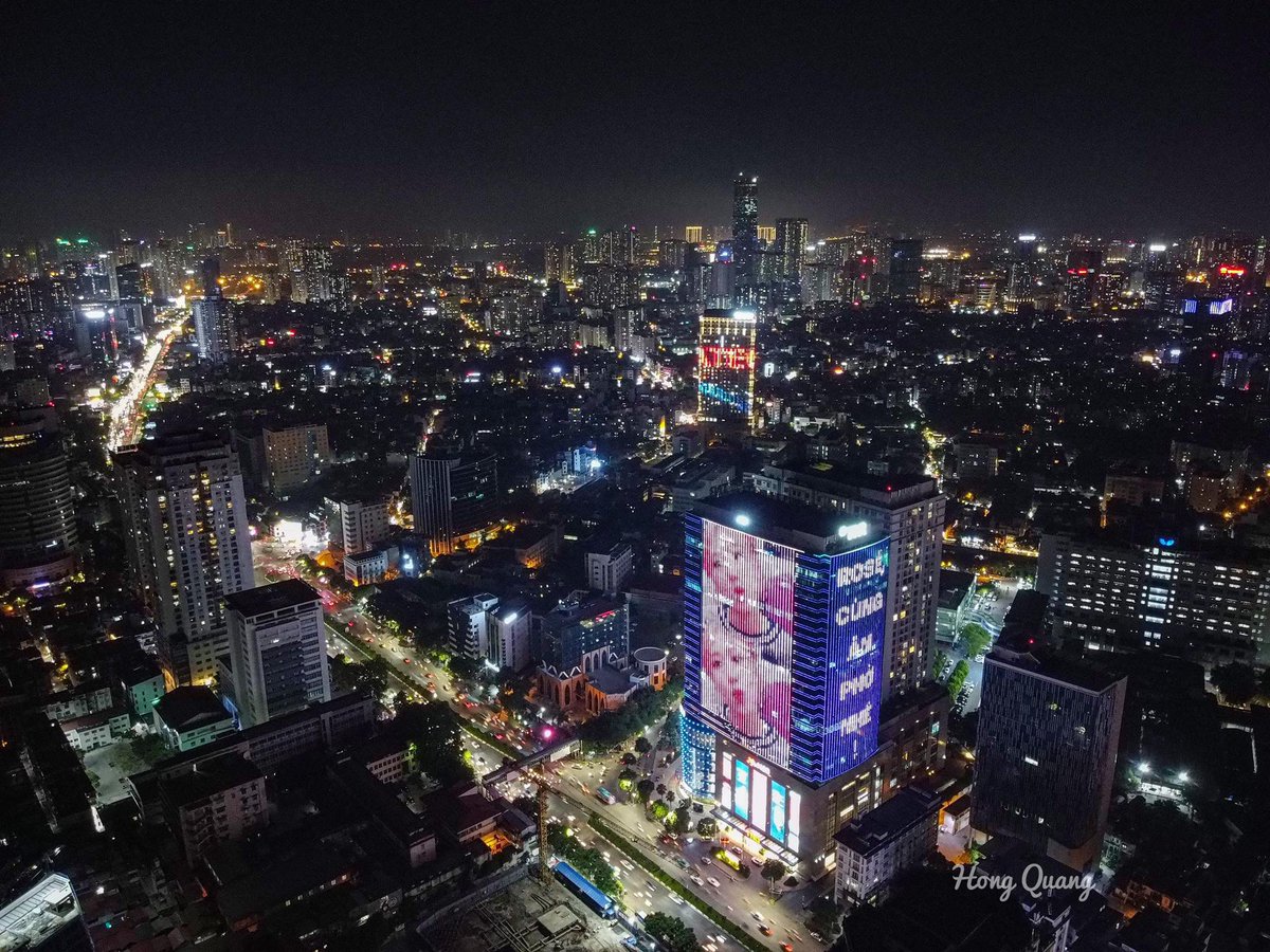 ROSEANNE_DAYS's tweet photo. ROSÉ LIGHTS UP HANOI
#VietnamWelcomesROSÉ #ROSÉ https://t.co/pnqFTkZHpt