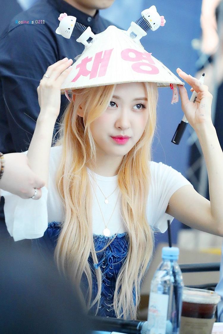 ROSEUPDATES_'s tweet photo. Drop the tags under this tweet

🔒300 replies &amp; retweets

ROSÉ LIGHTS UP HANOI 
#VietnamWelcomesROSÉ
#BORNPINKinHanoi https://t.co/F1oXttkDBD