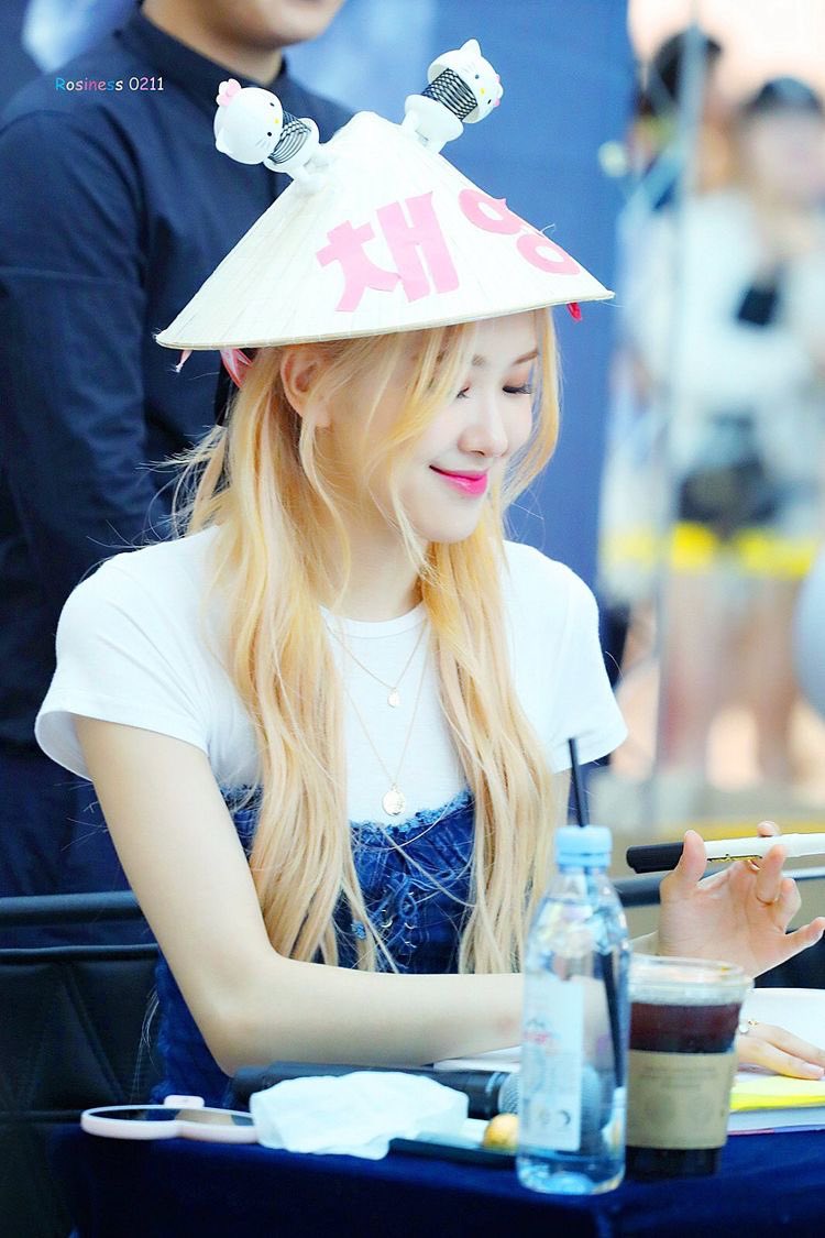 ROSEUPDATES_'s tweet photo. Drop the tags under this tweet

🔒300 replies &amp; retweets

ROSÉ LIGHTS UP HANOI 
#VietnamWelcomesROSÉ
#BORNPINKinHanoi https://t.co/F1oXttkDBD