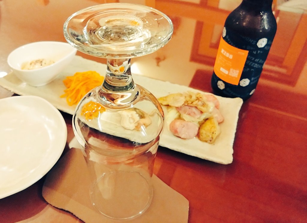 Joekumico's tweet photo. 昨夜は、ぴっぷ町ある小さなカフェでJAZZ LIVEがあってね、
こんな可愛い子との出会いがあった🍺のことだよ。
なぜか照れ♥自身なんぞが注文していいのぉ…笑
クミちゃんこれ最後の1瓶だよ❣️
🤣
さっきの照れどこ行ったんや
普段は耳慣れぬリズムの揺れ心地よ。
#黄昏JAZZ
#ぴっぷ町 #CalmissCafe https://t.co/dooFjeH4C3