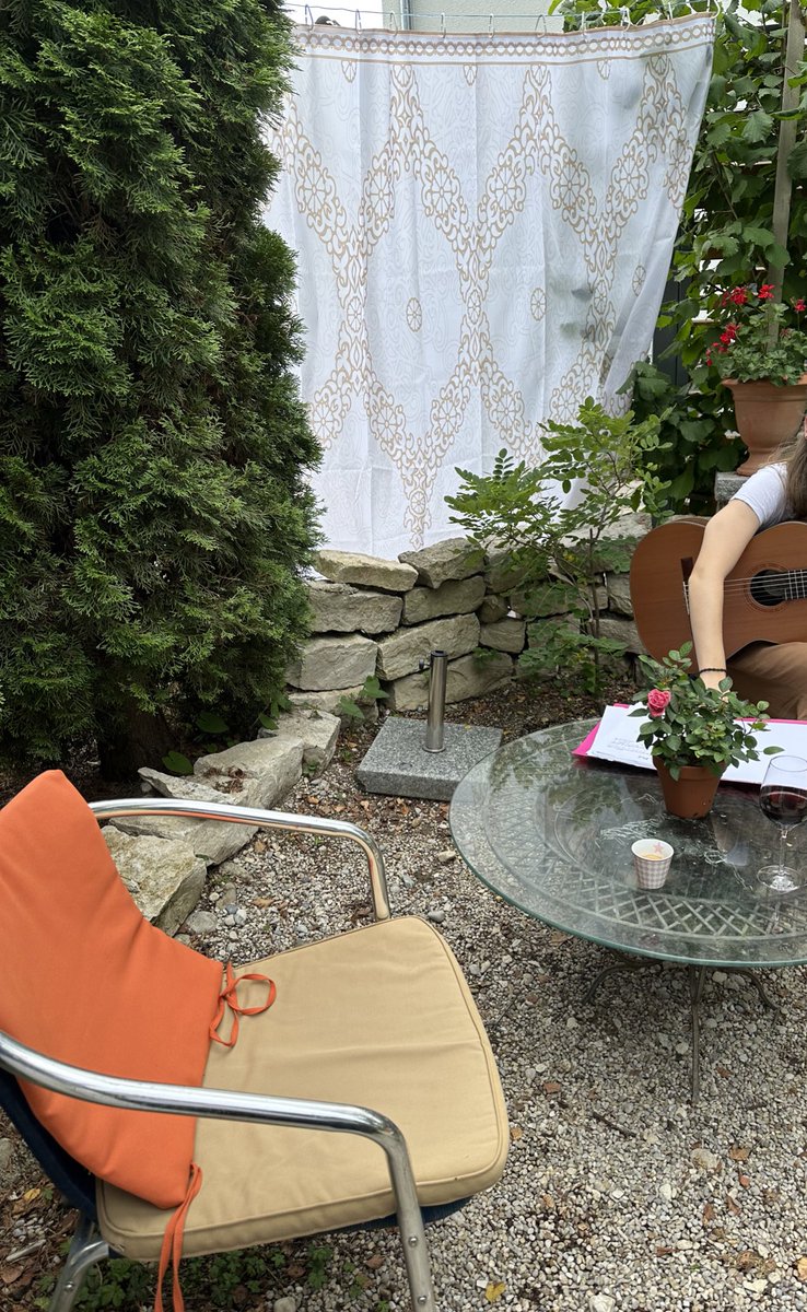 MmeLindl's tweet photo. Neuer Gartensitzplatz mit Gitarrenmusik https://t.co/o4WA4rQOHY