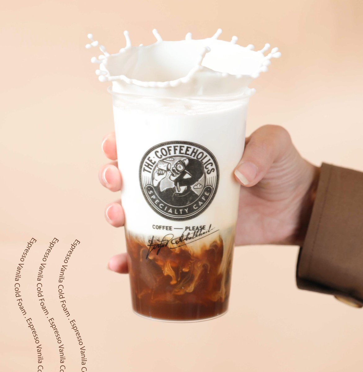 coffeeholics_sa's tweet photo. طالعين بهالحر وودكم بمشروب بارد؟ 

جربو الاسبريسو فانيلا كولد فوم منعش ولذيذ ❄️ https://t.co/CLdKPuzccw