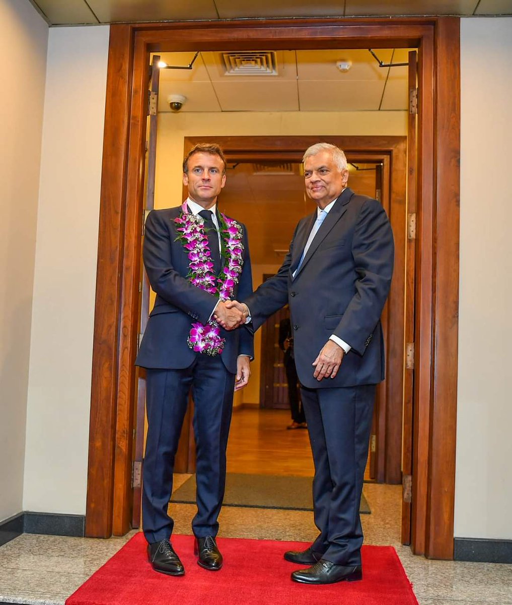 RajaofJaffna's tweet photo. May between the two countries diplomatic relationships last long! 🇱🇰 🇲🇫

#Presidents #HisExcellences #EmmanuelMacron #RanilWickramasingha  #Frenchgovernment #SriLankaGovernment #Diplomacys #Diplomatics #Countries #SL #FR https://t.co/tNwkTAAjGr