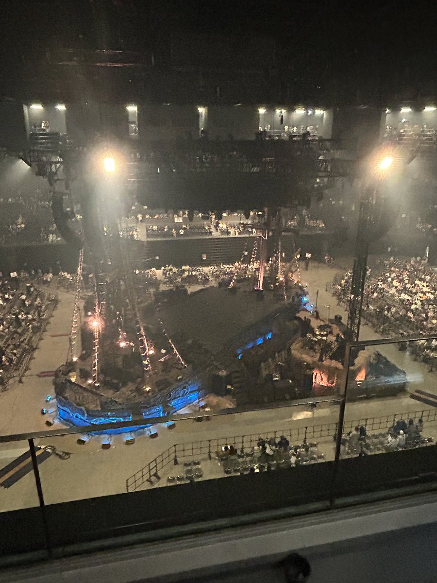 yamaziji's tweet photo. 電車で初めての佐賀駅へ。
柿落としの佐賀アリーナでユーミンのコンサートの為にだけどシャングリラ以来だからもう何十年振り？(^^;; https://t.co/FCP2Jy1Ht8