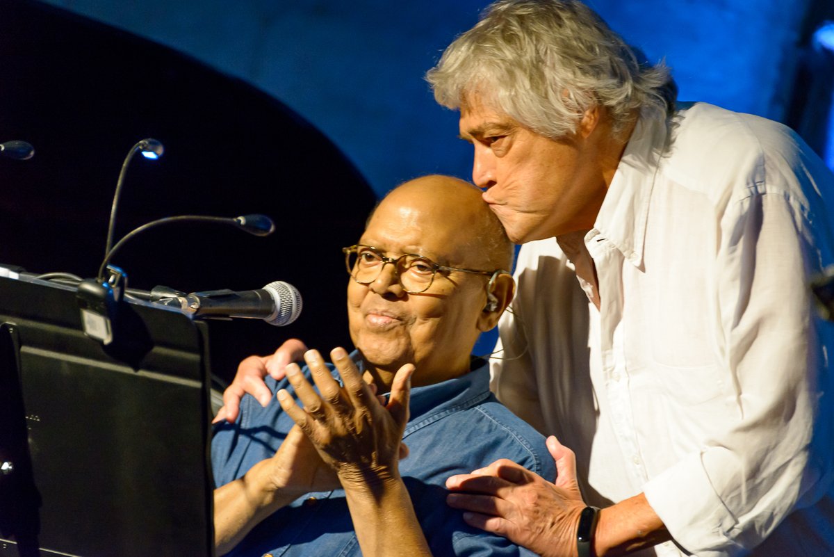 JosebaCabezas's tweet photo. ¡Día especial! Hace un año, @pmilanesoficial estuvo en los conciertos de @abiertoporconci @CatedralVitoria. Sería su penúltima actuación antes de dejarnos. Junto a él, @CacoSenante, su amigo. Cantaron "de que callada manera" por última vez, sin ellos saberlo. #HomenajeEnElAire♥️ https://t.co/DSAMukxzmi