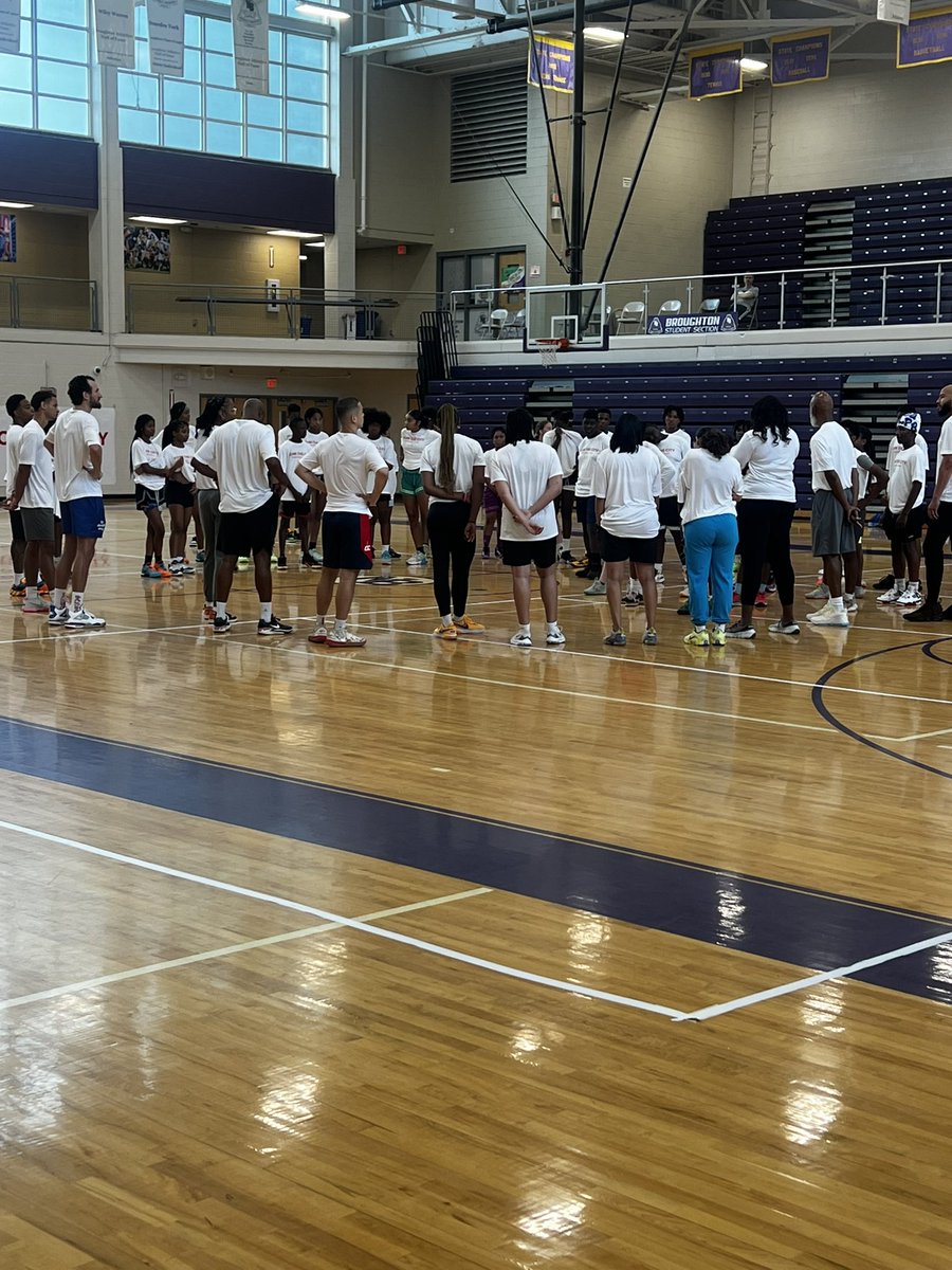Broughtonsports's tweet photo. FORR THE CITY CAMP IS UNDERWAY!!

Excited to have BHS alum Amber Nichols back in the Holliday Gym!  

#bethedifference  #cappride https://t.co/hdow9eQY1Q
